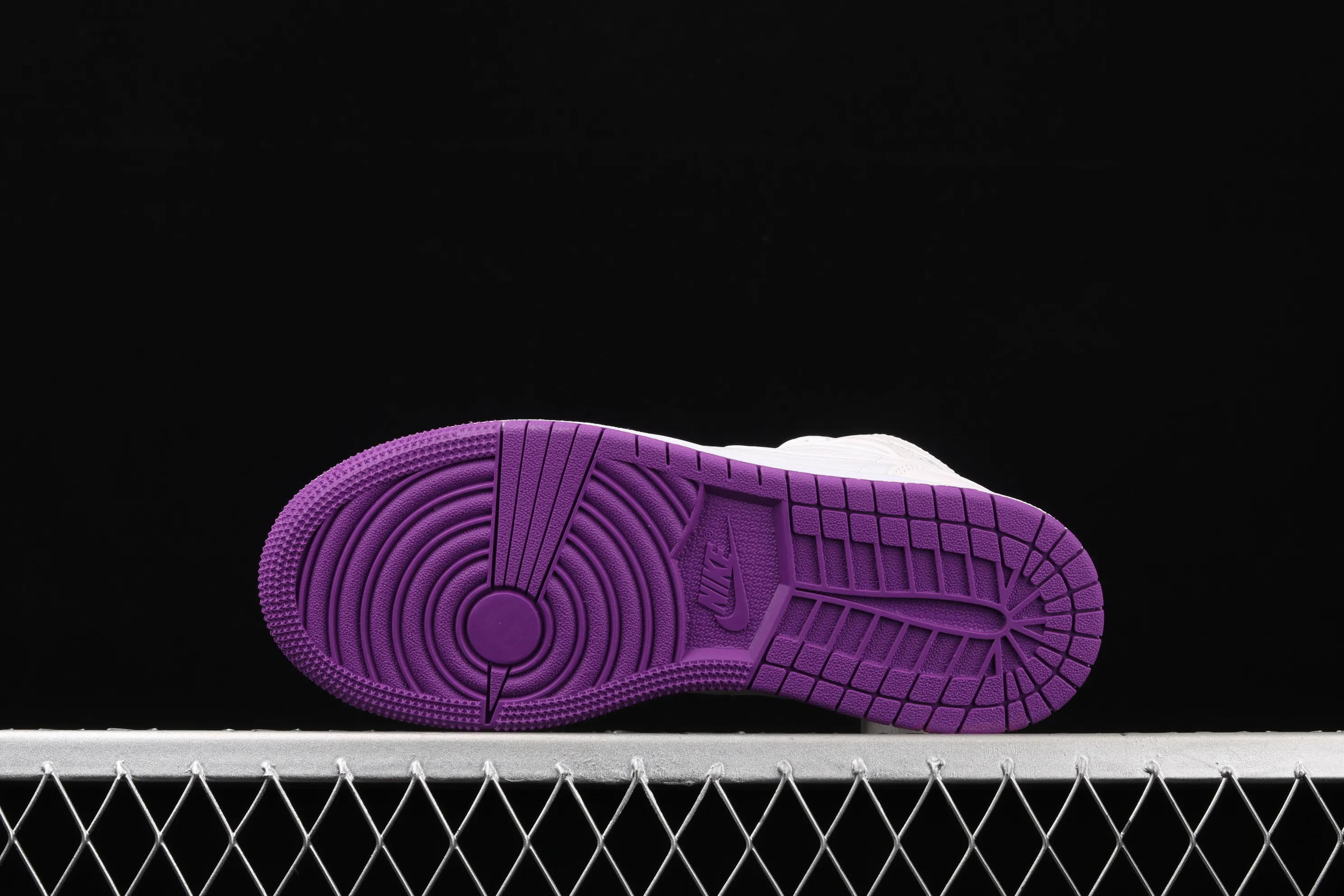All categories Air Jordan Jordan series basketball shoes Air Jordan 1 Mid Air Jordan 1 Mid AJ1 Joe 1 white and purple women's sports and leisure basketball shoes 555112-100